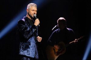 Pierre Lapointe Instagram - Hier j'ai eu l'honneur d'aller chanter "maman papa" pour le @endirectdelunivers de la grande Louise Portal ❤️
Photo @ericmyrephoto 
@francebeaudoin1