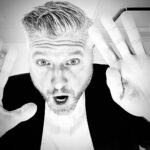 Pierre Lapointe Instagram - Sur scène dans 15 minutes @langlicane de Levis seul avec mon piano! 😃😃😃 @spectramusique @duncan.marc.andre