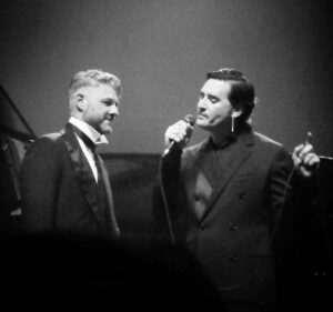 Pierre Lapointe Instagram - Photo : @i_am_gregg / Souvenir de mon concert à @olympiahall ….. j’ai eu l’immense joie de chanter avec l’extraordinaire @nicolasmauryofficiel 🤍🤍🤍
@spectramusique @uni_tprod @batcavebureau @bonsound