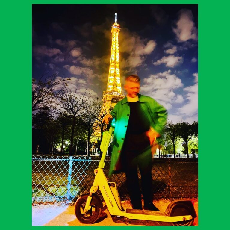 Pierre Lapointe Instagram - Trottinette = Paris = retrouvailles 🛴 🇫🇷 @francoisedouard ❤️