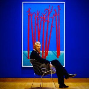 Pierre Lapointe Instagram - Nouveau clip / lien dans bio / les fleurs d'une autre dimension/ co-réalisation @simran_dewan et moi-même/ dans l'exposition de @nicolasparty au @mbamtl / merci @prune_les_fleurs @janiiick @bonsound et à tous les autres qui ont rendu possible cette belle production/ @p_bro @gllavigne