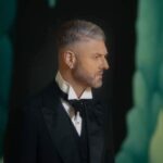 Pierre Lapointe Instagram - Nouveau clip: lien dans bio / Les fleurs d'une autre dimension tourné dans l'expo de @nicolasparty au @mbamtl / merci à @simran_dewan @bonsound @prune_les_fleurs @janiiick et à tout ceux qui ont participé à la production de ce bel objet vidéo ❤️🧡💛💚 @p_bro @gllavigne