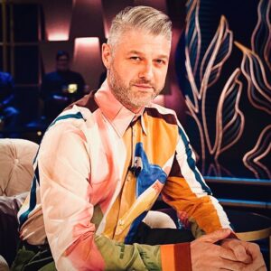 Pierre Lapointe Instagram - Ce soir 19:00 / @tvareseau / @cafinitbienlasemainetva avec @jmanctil et @juliebelanger1 / merci @maisonsimons 🧡 @sarah_hall_k