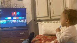 Pif Instagram - Ecco l'unico modo per vedermi che ha mia figlia, in questo periodo che sono rinchiuso in montaggio! Nonostante la mia assenza, possiamo ufficializzare che la sua prima parola è: Papà! P.s.: L'efficienza di Sky. Non abbandona mai i figli dei suoi collaboratori. @skyitalia @nowtvit