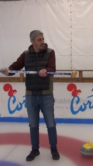 Pif Instagram - Lo chiamano anche gli “scacchi sul ghiaccio” per il livello di tatticismo che richiede la sua pratica, ma tutti lo conoscono come “curling”. #PIF è andato a Cortina per prendere lezioni dalla campionessa olimpionica @stefi_constantini. Stasera #1febbraio a #CaroMarziano su #Rai3 alle 20.20.