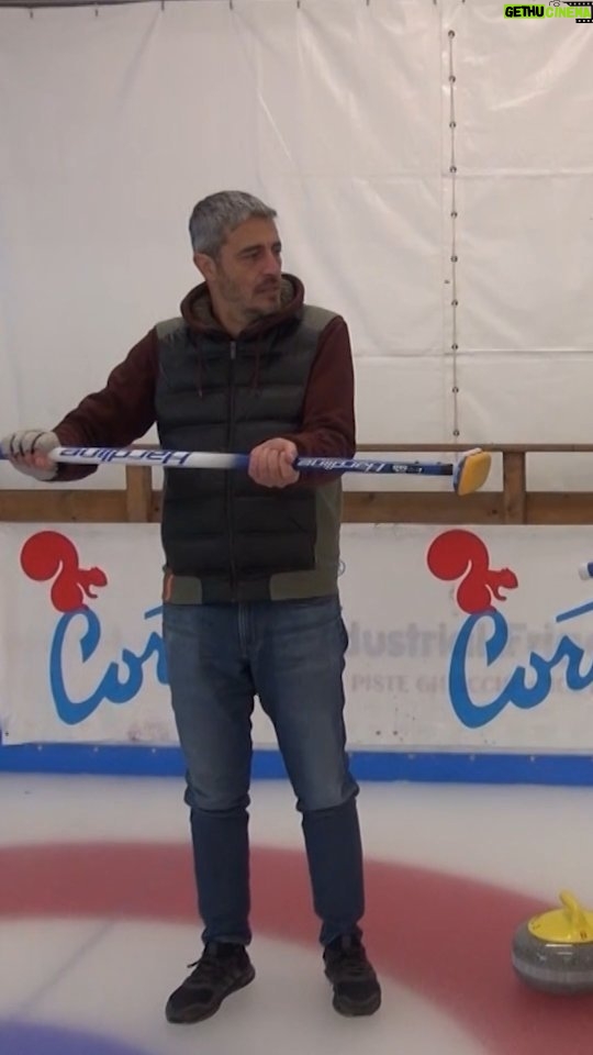 Pif Instagram - Lo chiamano anche gli “scacchi sul ghiaccio” per il livello di tatticismo che richiede la sua pratica, ma tutti lo conoscono come “curling”. #PIF è andato a Cortina per prendere lezioni dalla campionessa olimpionica @stefi_constantini. Stasera #1febbraio a #CaroMarziano su #Rai3 alle 20.20.