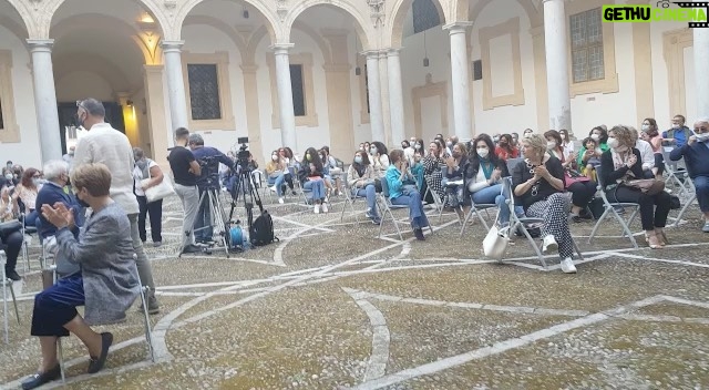 Pif - 9K Likes - Ieri è morta Maria Rosa Pilliu, una delle due coraggiose sorelle protagoniste del libro “Io posso”. Pubblico questo breve video che feci a giugno a Palermo, ultima occasione in cui le ho viste.
Dopo 30 anni di silenzio, è stato commovente assistere ad un lungo e grato applauso da parte dei palermitani.