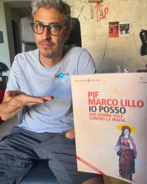Pif Instagram - Altra presentazione di “Io posso”, questa volta a Capri presso la @faraonemennella_official boutique alle 19, sabato 7 agosto.
Grazie @amedeokingofcameos !