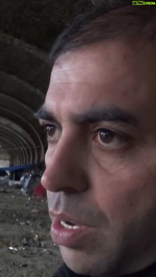 Pif - 4.7K Likes - Feriti, sporchi, affamati e bisognosi di cure. I migranti, che arrivano a Trieste attraverso la rotta balcanica, avrebbero bisogno di un posto sicuro in cui stare e invece trovano riparo al Silos. Quello che dovrebbe essere il luogo di accoglienza dei richiedenti asilo è, in realtà, una porta per l’inferno. #Pif ci fa vedere cosa c'è oltre quella porta: a #CaroMarziano stasera #14febbraio alle 20.20 su #Rai3.
