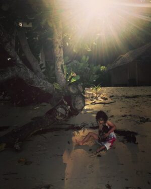 Pihla Viitala Instagram - Couple of years ago our trip to paradise🌴🌴🌴she played with the local puppies all day long