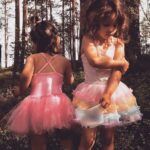Pihla Viitala Instagram - #kunolintyttö , olin (ja olen edelleen) utelias ja villi. Usein koin, että tyttönä luonteeni oli jotenkin sopimaton. Kiipesin vaarallisiin paikkoihin, joista sitten aikuiset houkuttelivat minua varovasti pois. Minulla oli useita murtumia ja paljon tikkejä. Minua sanottiin poikamaiseksi. Siis siksi, koska uskalsin olla yllytyshullu ja juoksin lujaa. Mutta en minä ollut poikamainen, olin tyttö näillä luonteenpiirteillä, joita myös tytöistä löytyy. Vasta aikuisena olen ymmärtänyt, kuinka meidät tytöt tahdotaan nähdä. Miten ankean raamitettuina olemmekaan olleet ja olemme näköjään vieläkin. Minulla on kaksi ihanaa tytärtä, kolme ihanaa kummitytärtä ja ihana siskon tytär. Jotta maailma olisi heille armollisempi, kuin mitä se minulle on ollut, pidetään huoli siitä, että annamme tyttöjen monimuotoisuuden kukoistaa ja kannustetaan ja kuunnellaan mitä heillä on sanottavana. Liian monen tytön ajatukset ovat jääneet historiassa kuulematta. Ihanaa kansainvälistä tyttöjenpäivää 💜❤️🖤🧡💛💚💙 #pickingupsomeblueberries with tutus #internationalgirlsday #2016 #tyttöjenpäivä