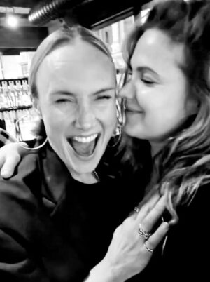 Pihla Viitala Instagram - Elise- enkeli! Elise on sellainen muikkeli ja ystävä, joka pystyy ottaa kopin, vaikka heitto tulisi mistä suunnasta tahansa, varoittamattakin. Elise on myös nero ja magneettinen olento, jonka kanssa kaikki on mahdollista! Elise Pietarila, kiitos jumalille että olet juuri noin käsittämätön! Kiitos Suomen elokuvasäätiö Carmenin tuotantotuesta! Kiitos Oskar Forstén sun superammattitaidosta ja näkemyksestä! Carmenin matka jatkukoon ja näiden huippujen osaajien kanssa matka alkakoon💥
