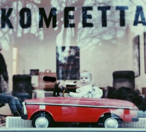 Pihla Viitala Instagram - My sister's office🛻👶 
@komeettafilmi