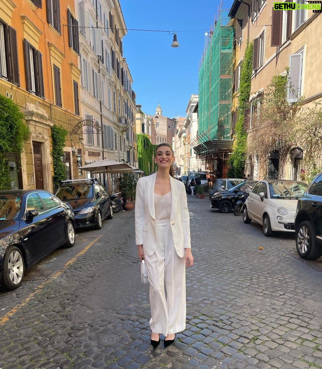 Pilar Fogliati Instagram - 😍 Onorata di aver presentato la cerimonia dei candidati al @premidavid al Quirinale di fronte al Presidente Mattarella! Che emozione e che onore! Grazie ad @andreasmercante Look @giorgioarmani Mua @giulialuciani_mua H @fulviatellone 🤍 Palazzo del Quirinale