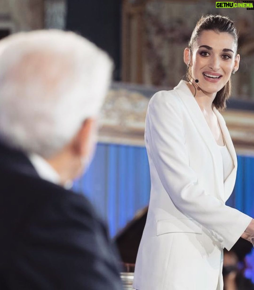 Pilar Fogliati Instagram - 😍 Onorata di aver presentato la cerimonia dei candidati al @premidavid al Quirinale di fronte al Presidente Mattarella! Che emozione e che onore! Grazie ad @andreasmercante Look @giorgioarmani Mua @giulialuciani_mua H @fulviatellone 🤍 Palazzo del Quirinale