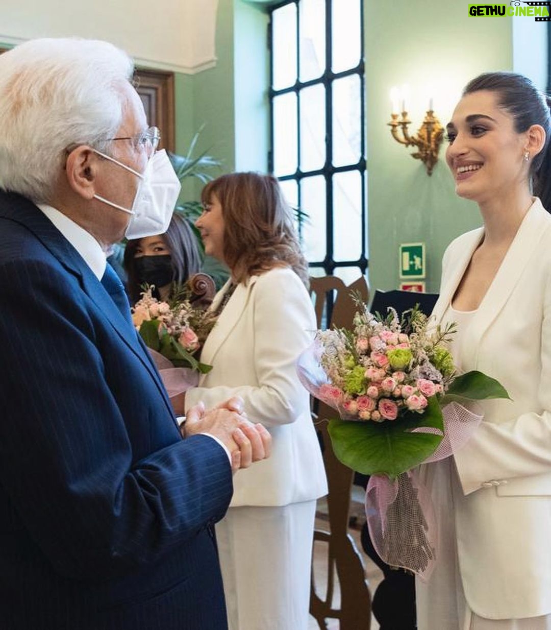 Pilar Fogliati Instagram - 😍 Onorata di aver presentato la cerimonia dei candidati al @premidavid al Quirinale di fronte al Presidente Mattarella! Che emozione e che onore! Grazie ad @andreasmercante Look @giorgioarmani Mua @giulialuciani_mua H @fulviatellone 🤍 Palazzo del Quirinale