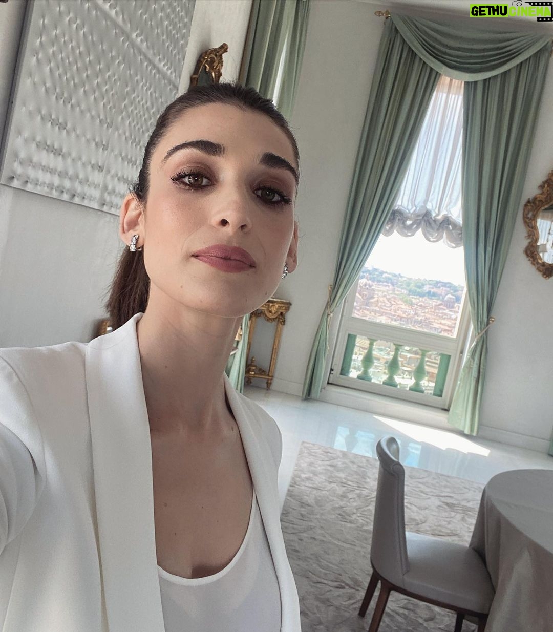 Pilar Fogliati Instagram - 😍 Onorata di aver presentato la cerimonia dei candidati al @premidavid al Quirinale di fronte al Presidente Mattarella! Che emozione e che onore! Grazie ad @andreasmercante Look @giorgioarmani Mua @giulialuciani_mua H @fulviatellone 🤍 Palazzo del Quirinale