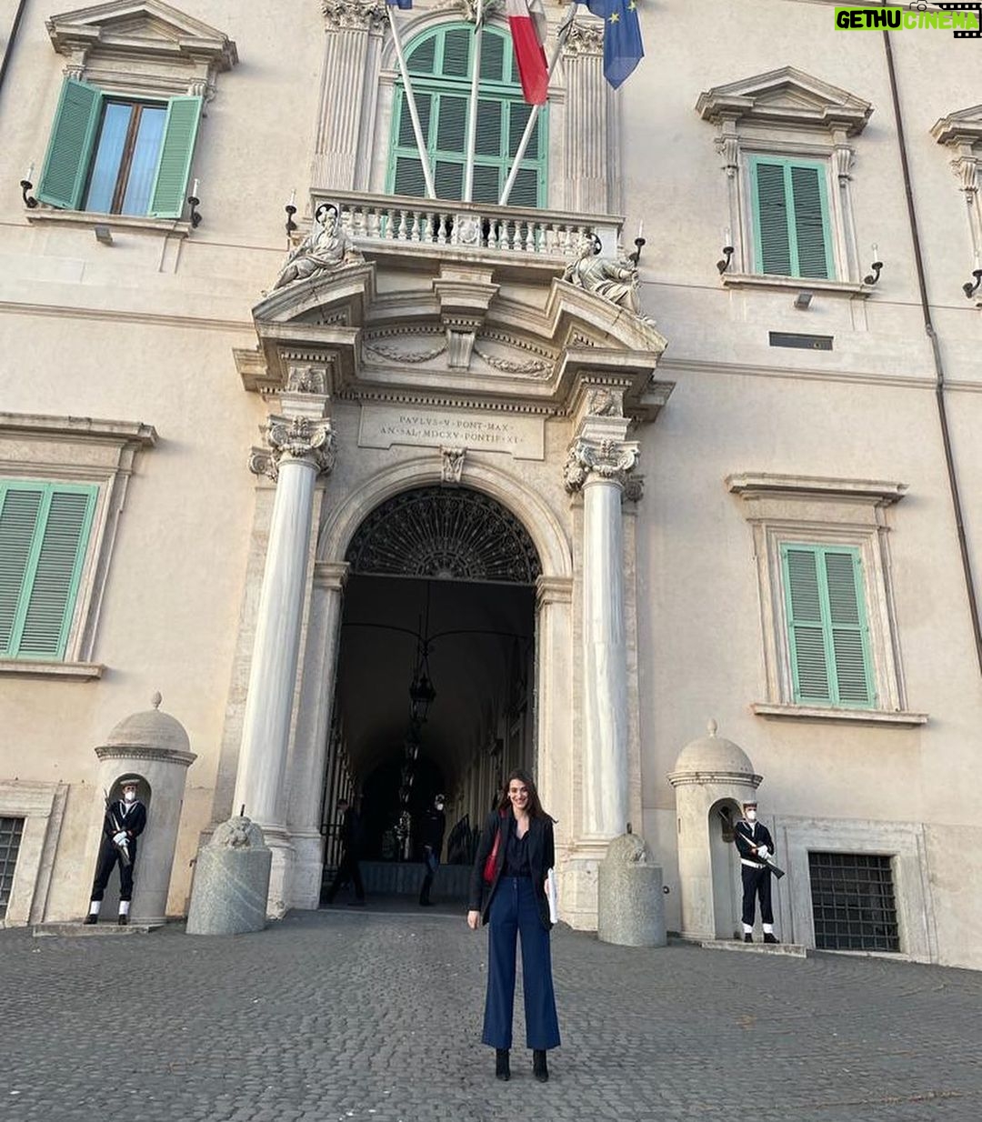 Pilar Fogliati Instagram - 😍 Onorata di aver presentato la cerimonia dei candidati al @premidavid al Quirinale di fronte al Presidente Mattarella! Che emozione e che onore! Grazie ad @andreasmercante Look @giorgioarmani Mua @giulialuciani_mua H @fulviatellone 🤍 Palazzo del Quirinale