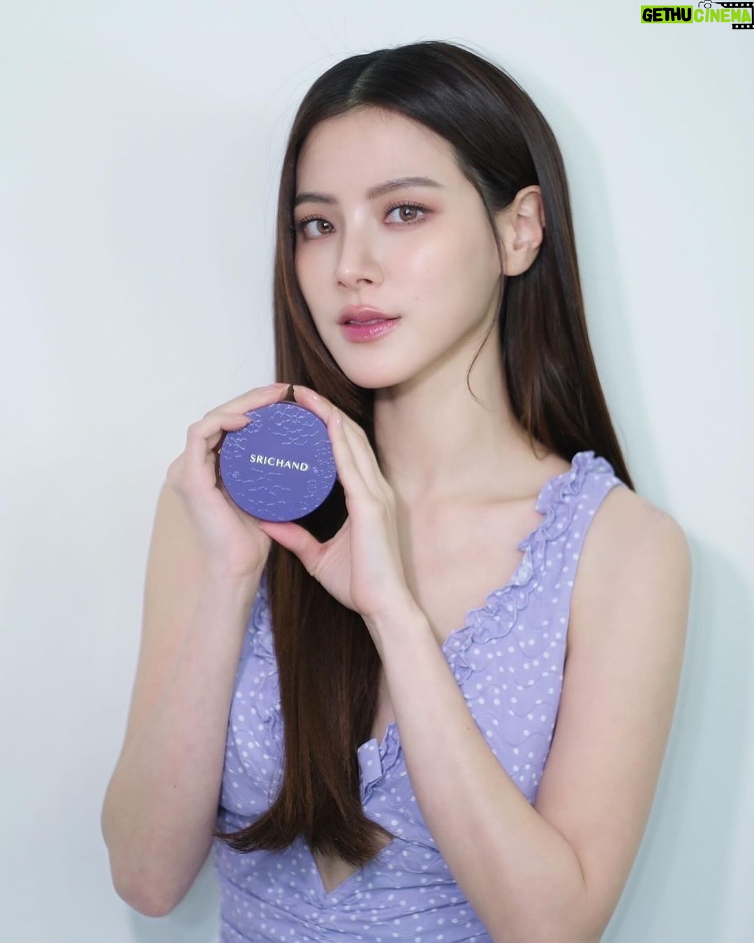 Pimchanok Luevisadpaibul Instagram - 💜สำหรับใบนึกถึงแป้งม่วง นึกถึงศรีจันทร์ @SRICHAND1948 ตัวช่วยเซตความมั่นใจของใบในทุกๆ วัน ทุกๆ โอกาสเป็นแป้งที่อยู่กับใบมาทุก Generation #แป้งม่วงศรีจันทร์ มีให้เลือก 3สูตรเหมาะกับทุกลุคเข้าได้กับทุกสไตล์เลย ✨ Bare to Perfect Translucent Powder แป้งม่วงเซตหน้าเป๊ะ คุมมันนาน 12 ชม. พร้อมปกป้องผิวจาก PM2.5 ให้ผิว เนียน มั่นใจได้ทุกสถานการณ์ ✨ Bare to Perfect Translucent Compact Powder แป้งม่วงอัดแข็งเซตหน้าเป๊ะ ตลับพกพาง่าย ใช้ทัชผิวระหว่างวันคุมมันได้ตลอดวัน ✨ Bare to Perfect Glowing Translucent Powder แป้งม่วงเซตหน้าโกลว์เพิ่มมิติให้ใบหน้าดูโกลว์ใสเปล่งประกายได้ทั้งวัน . SRICHAND TRANSLUCENT POWDER SERIES เข้าได้ทุกเฉดเนียนได้ทุกGen แป้งม่วงของใบ แป้งม่วงของทุกคน #SRICHAND #แป้งม่วงในตำนาน #แป้งม่วงศรีจันทร์