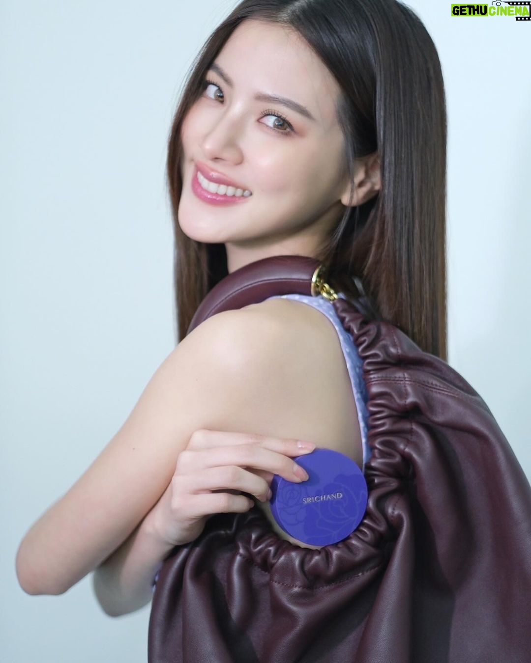 Pimchanok Luevisadpaibul Instagram - 💜สำหรับใบนึกถึงแป้งม่วง นึกถึงศรีจันทร์ @SRICHAND1948 ตัวช่วยเซตความมั่นใจของใบในทุกๆ วัน ทุกๆ โอกาสเป็นแป้งที่อยู่กับใบมาทุก Generation #แป้งม่วงศรีจันทร์ มีให้เลือก 3สูตรเหมาะกับทุกลุคเข้าได้กับทุกสไตล์เลย ✨ Bare to Perfect Translucent Powder แป้งม่วงเซตหน้าเป๊ะ คุมมันนาน 12 ชม. พร้อมปกป้องผิวจาก PM2.5 ให้ผิว เนียน มั่นใจได้ทุกสถานการณ์ ✨ Bare to Perfect Translucent Compact Powder แป้งม่วงอัดแข็งเซตหน้าเป๊ะ ตลับพกพาง่าย ใช้ทัชผิวระหว่างวันคุมมันได้ตลอดวัน ✨ Bare to Perfect Glowing Translucent Powder แป้งม่วงเซตหน้าโกลว์เพิ่มมิติให้ใบหน้าดูโกลว์ใสเปล่งประกายได้ทั้งวัน . SRICHAND TRANSLUCENT POWDER SERIES เข้าได้ทุกเฉดเนียนได้ทุกGen แป้งม่วงของใบ แป้งม่วงของทุกคน #SRICHAND #แป้งม่วงในตำนาน #แป้งม่วงศรีจันทร์