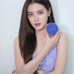 Pimchanok Luevisadpaibul Instagram - 💜สำหรับใบนึกถึงแป้งม่วง นึกถึงศรีจันทร์ @SRICHAND1948 ตัวช่วยเซตความมั่นใจของใบในทุกๆ วัน ทุกๆ โอกาสเป็นแป้งที่อยู่กับใบมาทุก Generation #แป้งม่วงศรีจันทร์ มีให้เลือก 3สูตรเหมาะกับทุกลุคเข้าได้กับทุกสไตล์เลย ✨ Bare to Perfect Translucent Powder แป้งม่วงเซตหน้าเป๊ะ คุมมันนาน 12 ชม. พร้อมปกป้องผิวจาก PM2.5 ให้ผิว เนียน มั่นใจได้ทุกสถานการณ์ ✨ Bare to Perfect Translucent Compact Powder แป้งม่วงอัดแข็งเซตหน้าเป๊ะ ตลับพกพาง่าย ใช้ทัชผิวระหว่างวันคุมมันได้ตลอดวัน ✨ Bare to Perfect Glowing Translucent Powder แป้งม่วงเซตหน้าโกลว์เพิ่มมิติให้ใบหน้าดูโกลว์ใสเปล่งประกายได้ทั้งวัน . SRICHAND TRANSLUCENT POWDER SERIES เข้าได้ทุกเฉดเนียนได้ทุกGen แป้งม่วงของใบ แป้งม่วงของทุกคน #SRICHAND #แป้งม่วงในตำนาน #แป้งม่วงศรีจันทร์
