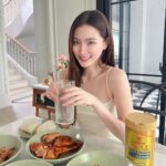 Pimchanok Luevisadpaibul Instagram - ใส่ใจไม่ว่าจะมื้อไหน กับโกลด์ คอลลาเจน 💛 สุขภาพดีตลอดปีไปเลย ~ #amadoxbaifern5th #โกลด์คอลลาเจน #คอลลาเจนกระป๋องทอง #amadothailand #amadogoldcollagen