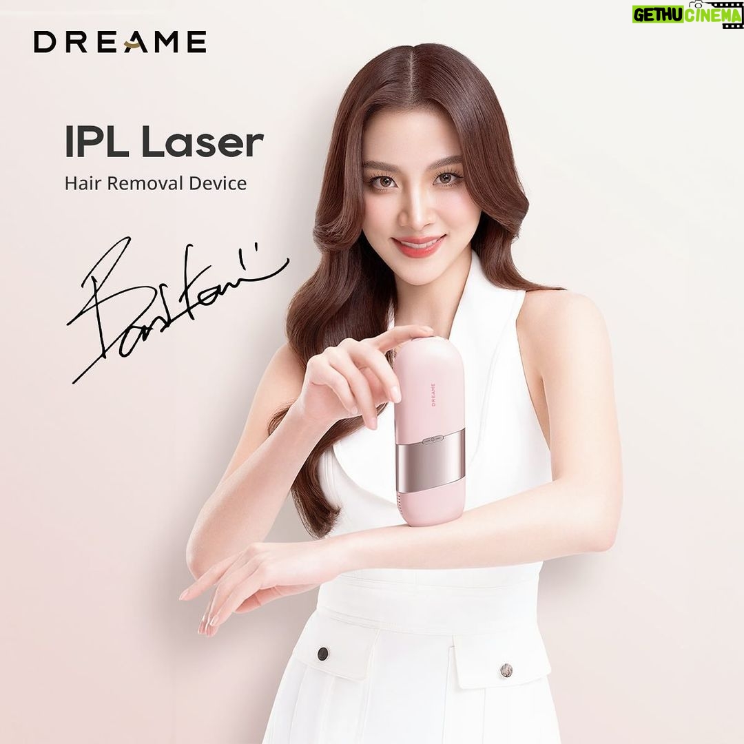 Pimchanok Luevisadpaibul Instagram - ดีใจมากๆค่ะ ที่ได้มาเป็นครอบครัวเดียวกับ Dreame แล้ว ตั้งแต่วันนี้ ชีวิตของใบจะแฮปปี้ทุกวันเพราะมี #Dreame ✨ บ้านใครเป็นสายเครื่องใช้ไฟฟ้าฝั่ง Innovative Technology แบบใบ ต้องมี Dreame ติดบ้านไว้สักเครื่องแล้วนะ 🏠 หุ่นยนต์ดูดฝุ่นถูพื้นอัจฉริยะ ทำความสะอาดลึกทุกซอกมุม 💙 เครื่องดูดฝุ่นถูพื้นอัจฉริยะในขั้นตอนเดียว สลายคราบสกปรกฝังแน่นตามพื้นได้ง่ายสุดๆ 🌸ไดร์เป่าผมพร้อมเอสเซนเครื่องแรกของโลก จัดแต่งทรงผมไปพร้อมกลิ่นหอมสดชื่น 🧊เครื่องเลเซอร์กำจัดขน IPL Ice-Cooling เย็นสบายปกป้องผิวจากความร้อนระหว่างใช้งาน พร้อมปฏิวัติวงการเครื่องใช้ไฟฟ้าให้ฉลาดล้ำกว่าเดิม ด้วยเทคโนโลยีจาก DREAME #Dreamethailand #EmpowerYourDreamLife #DREAMExBaifern