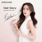 Pimchanok Luevisadpaibul Instagram - ดีใจมากๆค่ะ ที่ได้มาเป็นครอบครัวเดียวกับ Dreame แล้ว ตั้งแต่วันนี้ ชีวิตของใบจะแฮปปี้ทุกวันเพราะมี #Dreame ✨ บ้านใครเป็นสายเครื่องใช้ไฟฟ้าฝั่ง Innovative Technology แบบใบ ต้องมี Dreame ติดบ้านไว้สักเครื่องแล้วนะ 🏠 หุ่นยนต์ดูดฝุ่นถูพื้นอัจฉริยะ ทำความสะอาดลึกทุกซอกมุม 💙 เครื่องดูดฝุ่นถูพื้นอัจฉริยะในขั้นตอนเดียว สลายคราบสกปรกฝังแน่นตามพื้นได้ง่ายสุดๆ 🌸ไดร์เป่าผมพร้อมเอสเซนเครื่องแรกของโลก จัดแต่งทรงผมไปพร้อมกลิ่นหอมสดชื่น 🧊เครื่องเลเซอร์กำจัดขน IPL Ice-Cooling เย็นสบายปกป้องผิวจากความร้อนระหว่างใช้งาน พร้อมปฏิวัติวงการเครื่องใช้ไฟฟ้าให้ฉลาดล้ำกว่าเดิม ด้วยเทคโนโลยีจาก DREAME #Dreamethailand #EmpowerYourDreamLife #DREAMExBaifern