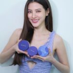 Pimchanok Luevisadpaibul Instagram - 💜สำหรับใบนึกถึงแป้งม่วง นึกถึงศรีจันทร์ @SRICHAND1948 ตัวช่วยเซตความมั่นใจของใบในทุกๆ วัน ทุกๆ โอกาสเป็นแป้งที่อยู่กับใบมาทุก Generation #แป้งม่วงศรีจันทร์ มีให้เลือก 3สูตรเหมาะกับทุกลุคเข้าได้กับทุกสไตล์เลย ✨ Bare to Perfect Translucent Powder แป้งม่วงเซตหน้าเป๊ะ คุมมันนาน 12 ชม. พร้อมปกป้องผิวจาก PM2.5 ให้ผิว เนียน มั่นใจได้ทุกสถานการณ์ ✨ Bare to Perfect Translucent Compact Powder แป้งม่วงอัดแข็งเซตหน้าเป๊ะ ตลับพกพาง่าย ใช้ทัชผิวระหว่างวันคุมมันได้ตลอดวัน ✨ Bare to Perfect Glowing Translucent Powder แป้งม่วงเซตหน้าโกลว์เพิ่มมิติให้ใบหน้าดูโกลว์ใสเปล่งประกายได้ทั้งวัน . SRICHAND TRANSLUCENT POWDER SERIES เข้าได้ทุกเฉดเนียนได้ทุกGen แป้งม่วงของใบ แป้งม่วงของทุกคน #SRICHAND #แป้งม่วงในตำนาน #แป้งม่วงศรีจันทร์