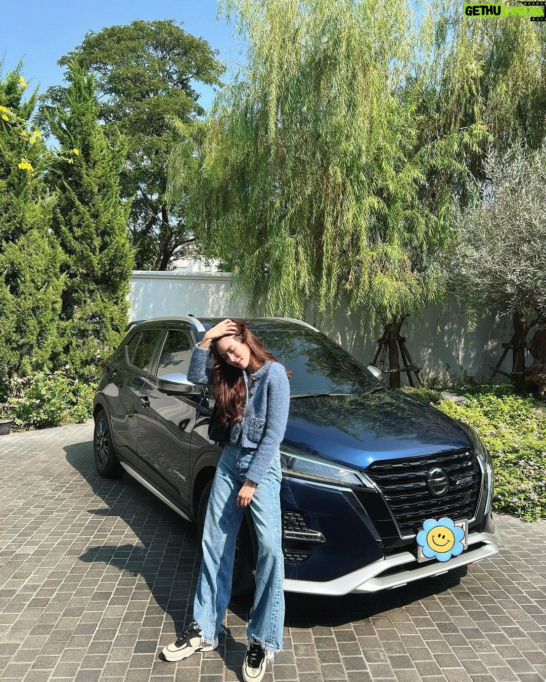 Pimchanok Luevisadpaibul Instagram - รถใครเนี่ย สวยเกิน 😜 @nissanthailand