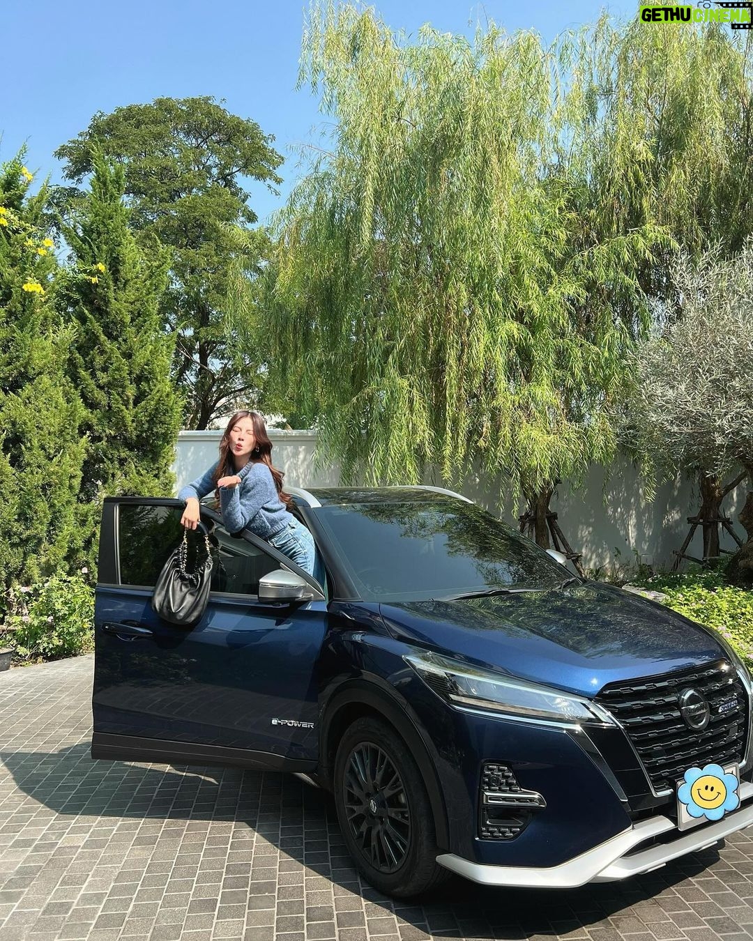 Pimchanok Luevisadpaibul Instagram - รถใครเนี่ย สวยเกิน 😜 @nissanthailand