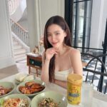 Pimchanok Luevisadpaibul Instagram - ใส่ใจไม่ว่าจะมื้อไหน กับโกลด์ คอลลาเจน 💛 สุขภาพดีตลอดปีไปเลย ~ #amadoxbaifern5th #โกลด์คอลลาเจน #คอลลาเจนกระป๋องทอง #amadothailand #amadogoldcollagen