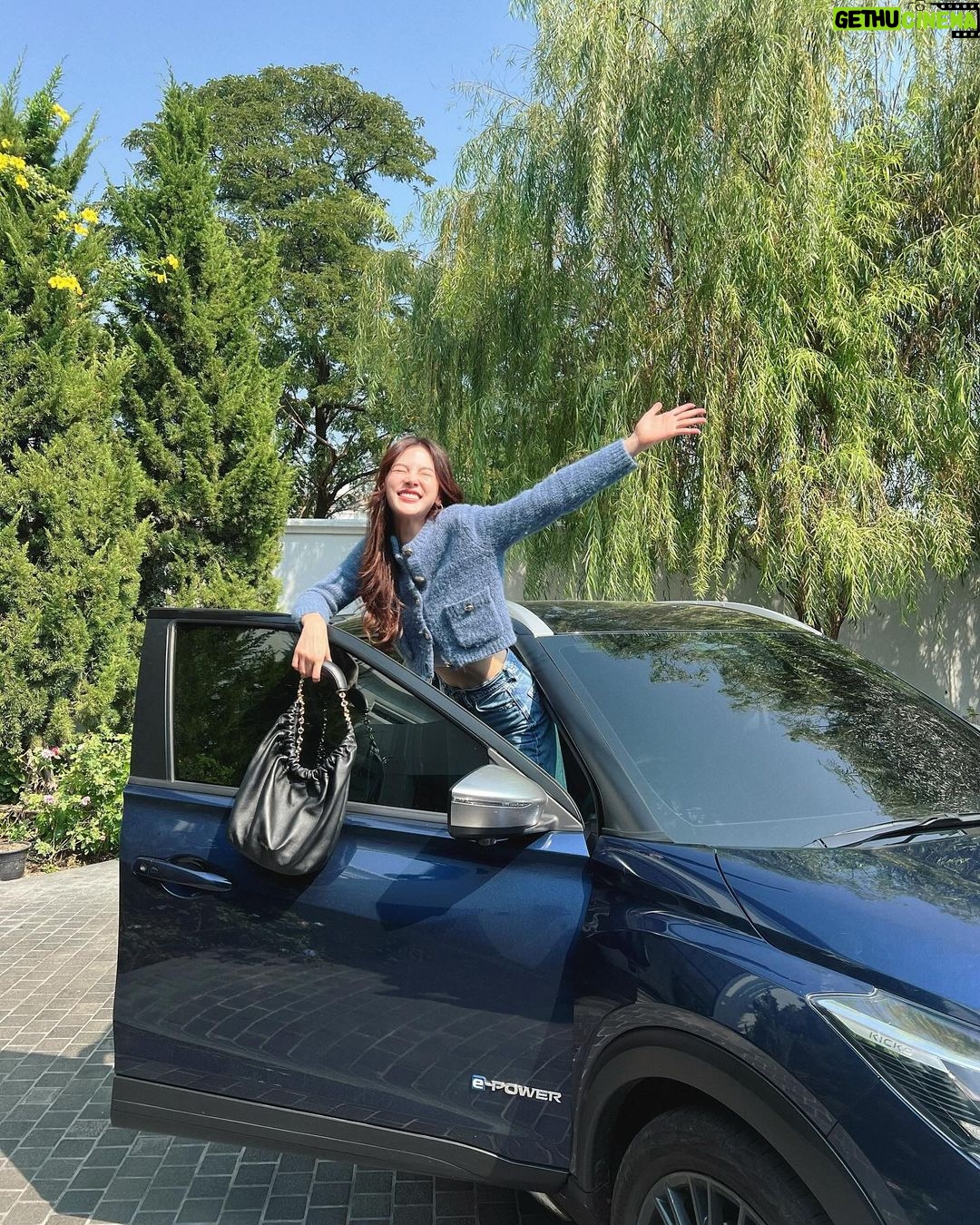 Pimchanok Luevisadpaibul Instagram - รถใครเนี่ย สวยเกิน 😜 @nissanthailand