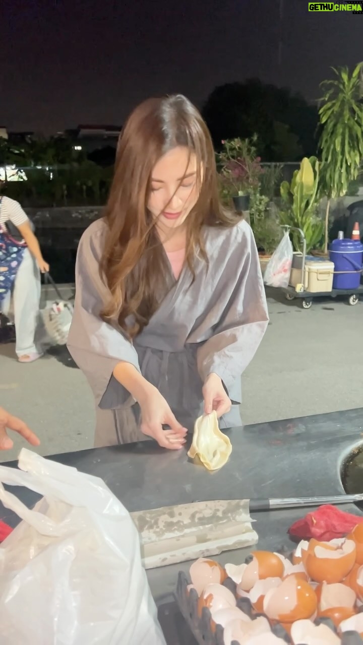 Pimchanok Luevisadpaibul Instagram - ถ่ายละครยังเหนื่อยไม่พอ ติดเล่นซะแล้ว 🤣 #ทองประกายแสด