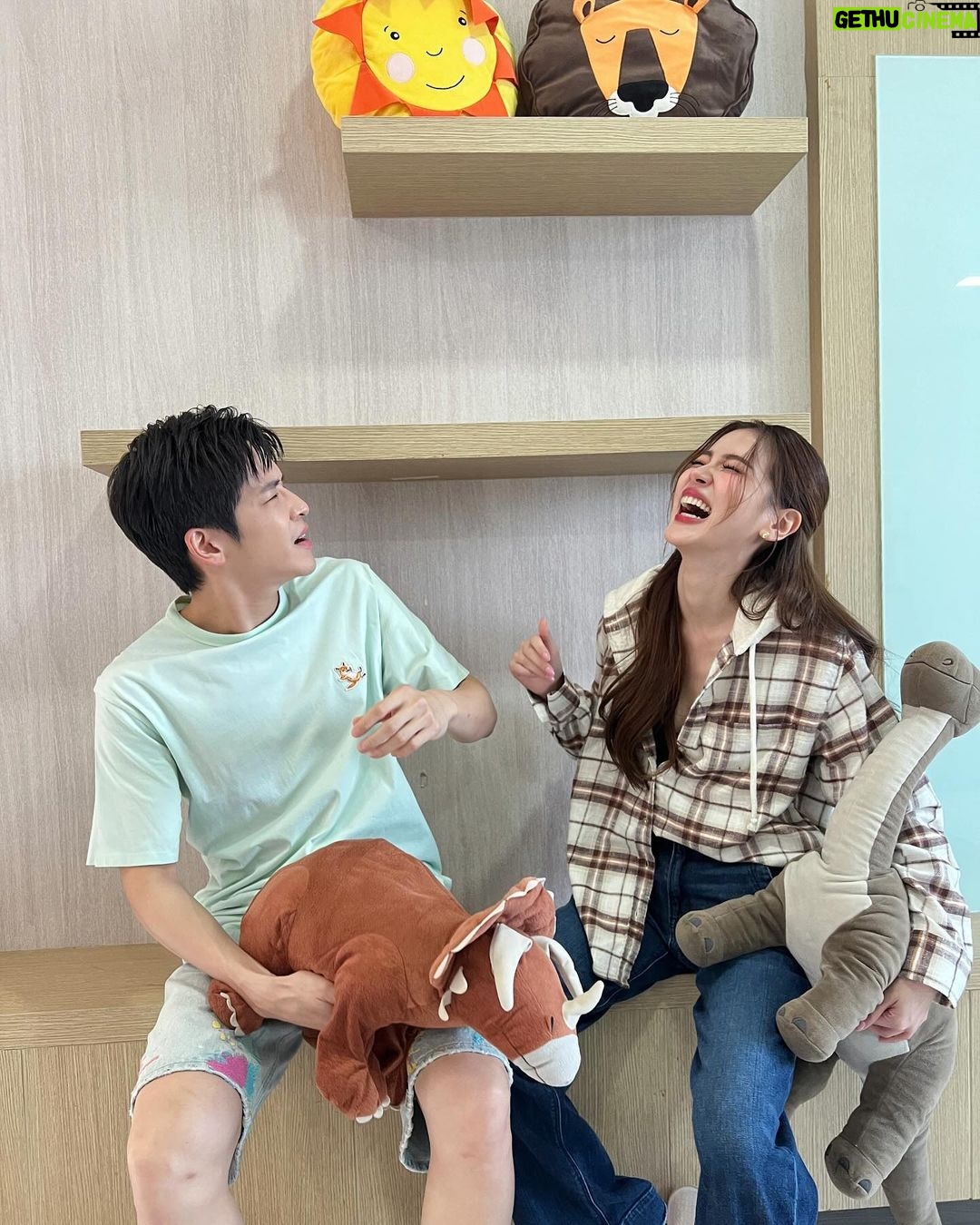 Pimchanok Luevisadpaibul Instagram - ง้องแง้งกับเงอะงะ ทอมกับเจอรี่ ขำกลิ้งลิงกับหมา 🤪🤪@marchutavuth