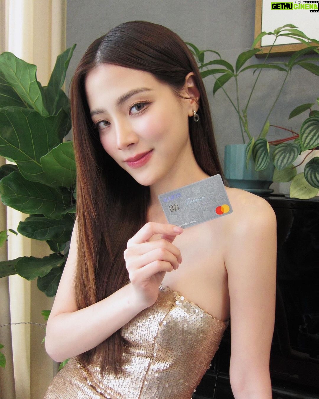 Pimchanok Luevisadpaibul Instagram - 🫶🏼Festive Time! แฮปปี้ให้สุดๆ กันไปเลย บัตรเครดิต UOB Premier บัตรเดียวที่ไปไหน ทำอะไรก็คุ้ม พกบัตรเดียวเอาอยู่! รูดช้อป กิน เที่ยวส่งท้ายปีให้โลกจำ บัตรเดียวที่ใบอยากให้ทุกคนมี💋💙