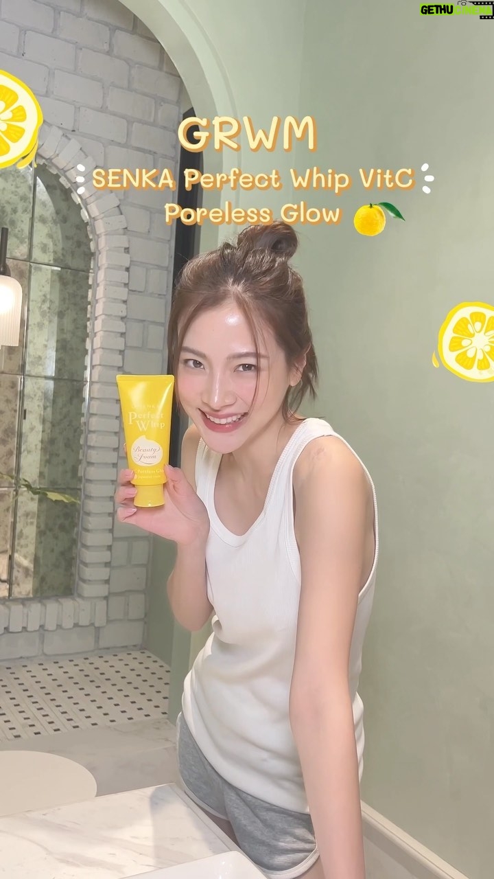 Pimchanok Luevisadpaibul Instagram - GRWM กับใบ🙌 ใครอยากมีผิวไบรท์ใส มาลองนี่เลย โฉมใหม่ 𝗦𝗘𝗡𝗞𝗔 𝗣𝗲𝗿𝗳𝗲𝗰𝘁 𝗪𝗵𝗶𝗽 𝗩𝗶𝘁𝗖 𝗣𝗼𝗿𝗲𝗹𝗲𝘀𝘀 𝗚𝗹𝗼𝘄 💛 วิปโฟมนุ่มมมฟินผิว สดชื่นสดใสทุกวัน ! วิปโฟมแน่นนุ่ม ทำความสะอาดผิวหน้าสะอาดหมดจด🍋 มาพร้อมกับเจแปนนีส ยูซุ เอ็กซ์แทร็กซ์ อัดแน่นด้วยวิตซี ช่วยให้ผิวโกลว์ไบรท์ ใสนุ่ม เรียบเนียน 🥰💛 และยังมีส่วนผสมจาก ไวท์ โคคูน เอสเซ้นส์ และดับเบิ้ล ไฮยา ช่วยให้ผิวชุ่มชื่น ไม่แห้งตึงหลังล้างหน้าด้วยน้าา ชอบมากกจนต้องพกติดกระเป๋า ที่สำคัญคือ เค้าอ่อนโยนต่อผิว ผ่านการทดสอบจากผู้เชี่ยวชาญด้านผิวหนัง และไม่ใส่แอลกอฮอล์, มิเนอรัล ออยล์, พาราเบน, ซัลเฟต และซิลิโคน ดีต่อใจจริงๆ 🫶 😍ใบอยากชวนทุกคนมามีผิวใส เนียนไบรท์ ต้องชอปเลย เซนกะ เพอร์เฟ็ค วิป วิตซี ขนาด 100g ราคา 209 บาท 🛒ชอป online ที่ official store ร้าน Senka by FineToday ใน Lazada เลย และเค้ามีขนาด 50g ด้วย พกพาง่าย เพียง 99 บาท หาซื้อได้ที่ 7-Eleven น้า #SENKA #SENKAThailand #SENKAPerfectWhipVitCPorelessGlow #ผิวโกลว์ไบรท์ใสนุ่ม