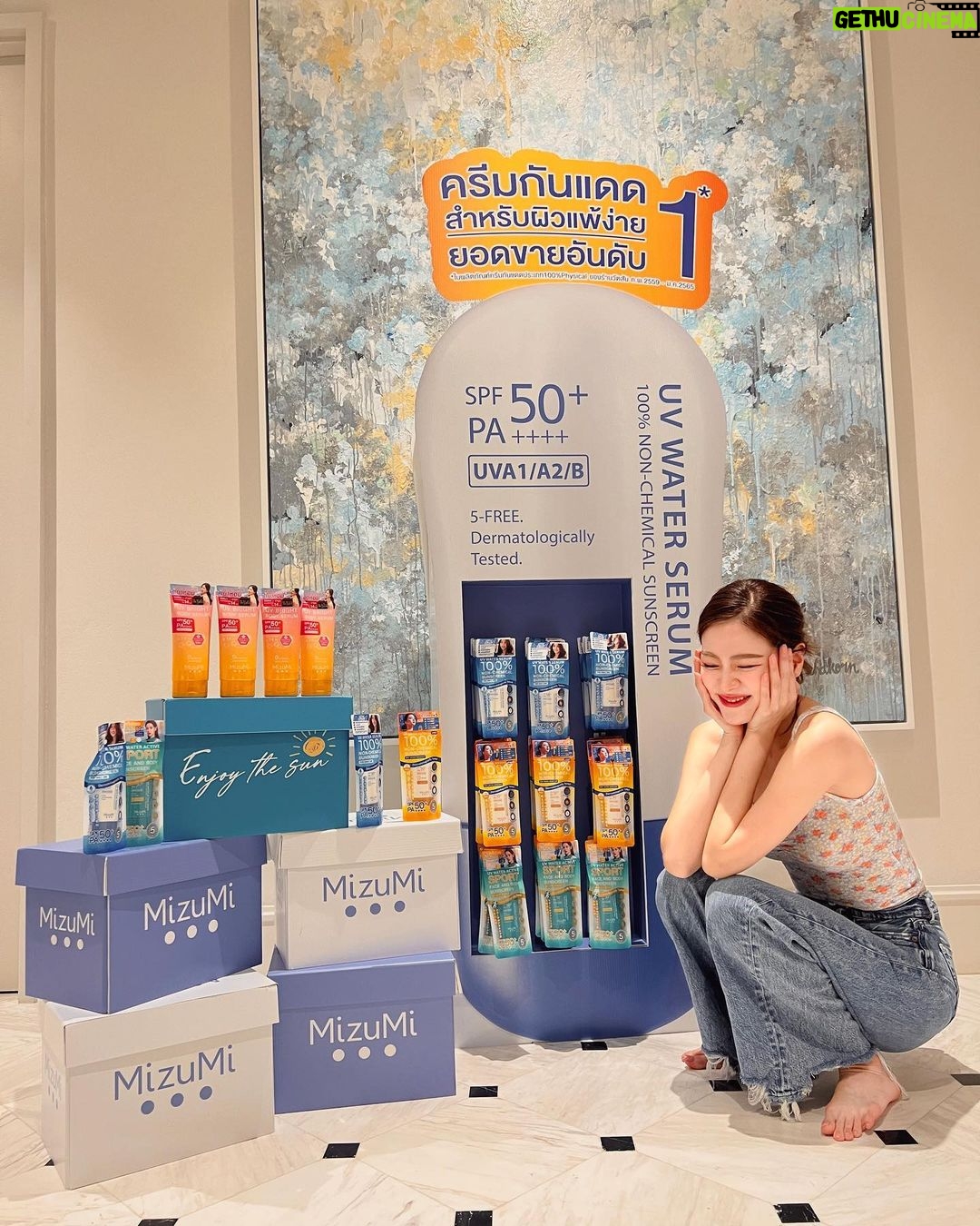 Pimchanok Luevisadpaibul Instagram - ครีมกันแดด #MizuMi ที่ใบเลิฟมากกกก💙 ก่อนออกจากบ้านต้องทาตลอด ตอนนี้เค้ามีทั้งกันแดดหน้าและตัวรวมถึง 5 สูตรแล้วนะ แถมกันแดดตัวยอดขายทะลุ 1 ล้านหลอดเรียบร้อยแล้วว ปังมากก!! . ✨11.11 นี้ใครตำมาแล้ว ยกมือขึ้นน!! . #MizuMilove #MizuMi #Baifernbah #Enjoythesun