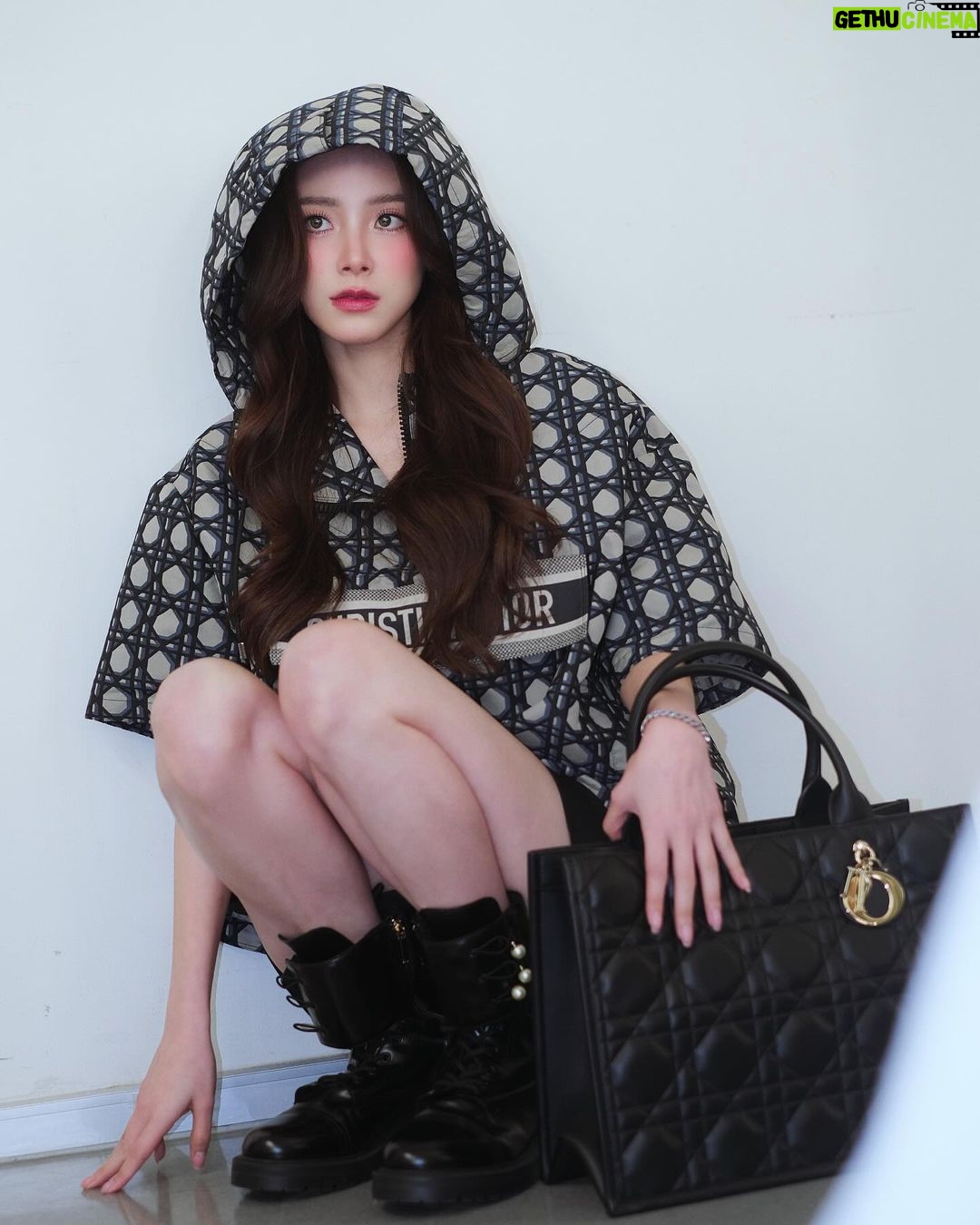 Pimchanok Luevisadpaibul Instagram - 💙💙 #DiorBookTote #DiorCruise