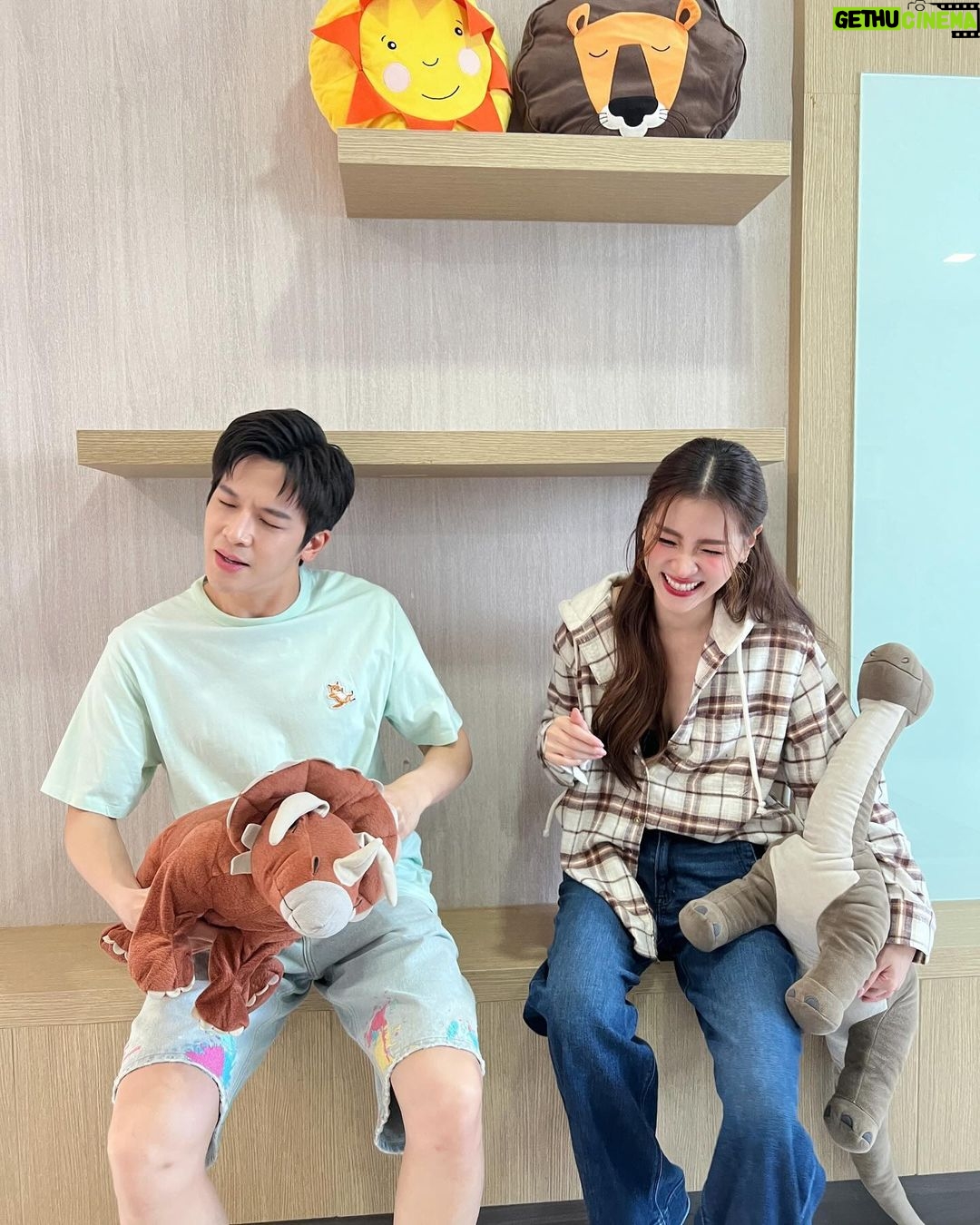 Pimchanok Luevisadpaibul Instagram - ง้องแง้งกับเงอะงะ ทอมกับเจอรี่ ขำกลิ้งลิงกับหมา 🤪🤪@marchutavuth