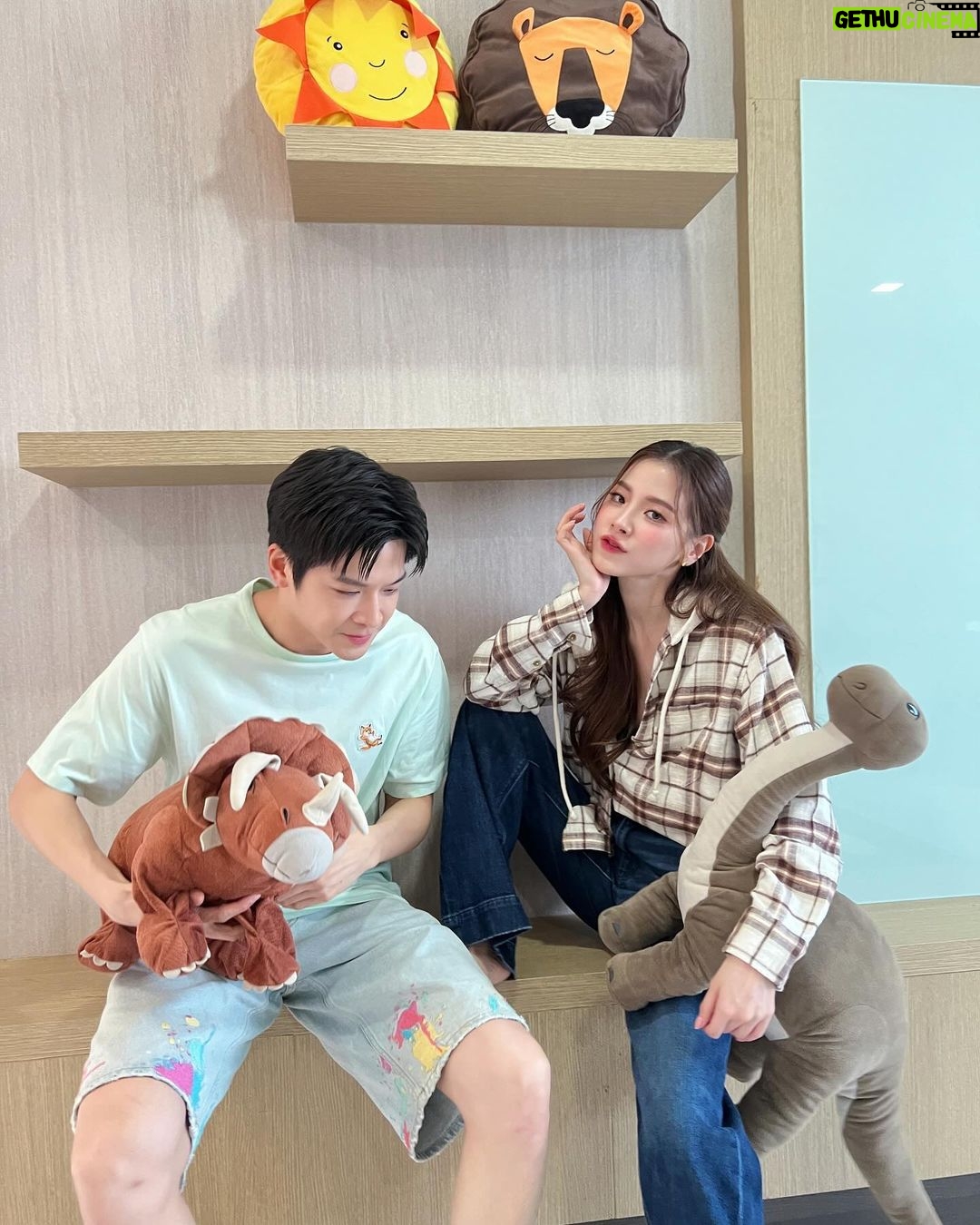 Pimchanok Luevisadpaibul Instagram - ง้องแง้งกับเงอะงะ ทอมกับเจอรี่ ขำกลิ้งลิงกับหมา 🤪🤪@marchutavuth