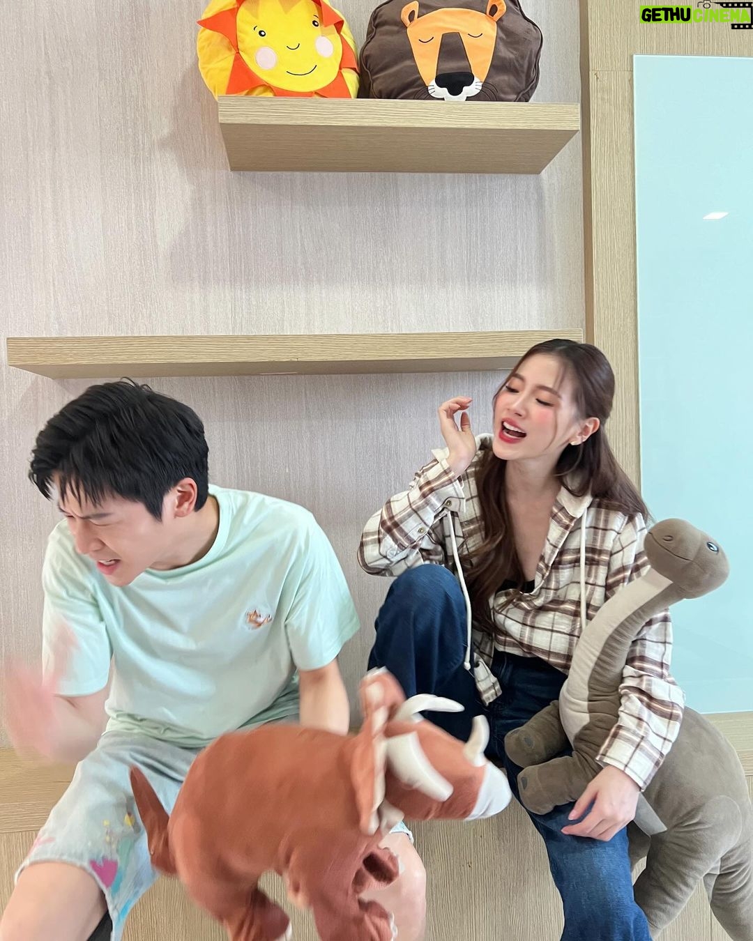 Pimchanok Luevisadpaibul Instagram - ง้องแง้งกับเงอะงะ ทอมกับเจอรี่ ขำกลิ้งลิงกับหมา 🤪🤪@marchutavuth