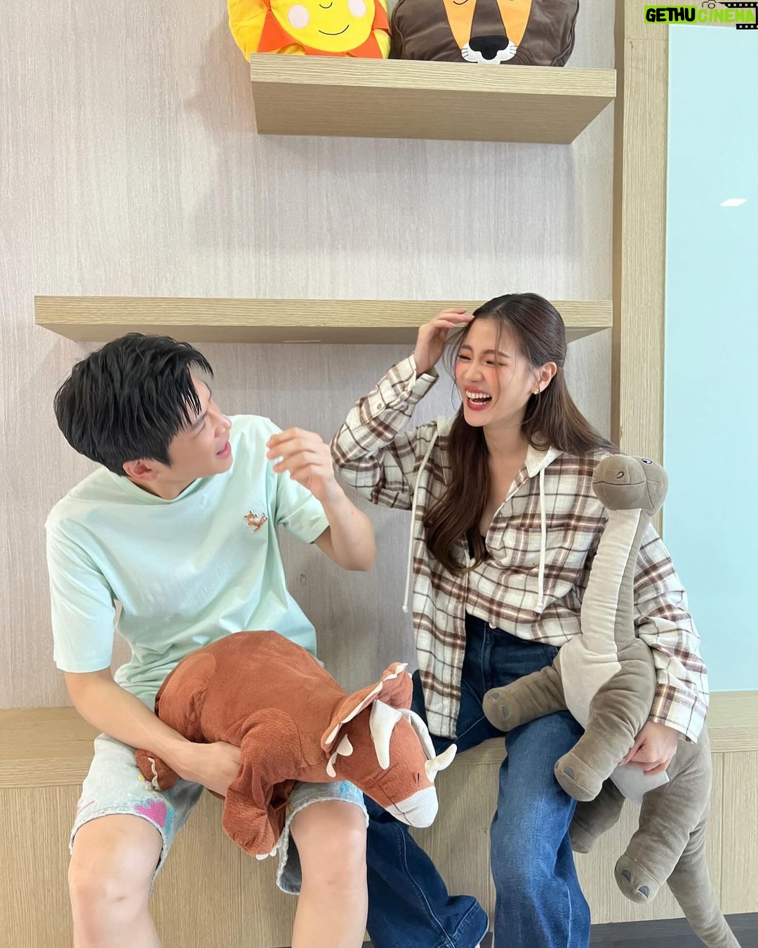 Pimchanok Luevisadpaibul Instagram - ง้องแง้งกับเงอะงะ ทอมกับเจอรี่ ขำกลิ้งลิงกับหมา 🤪🤪@marchutavuth