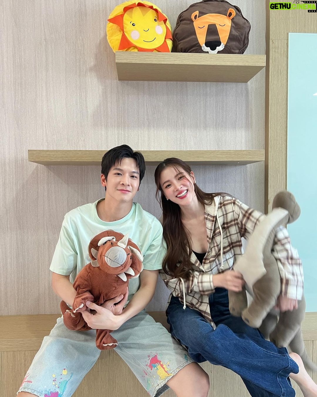 Pimchanok Luevisadpaibul Instagram - ง้องแง้งกับเงอะงะ ทอมกับเจอรี่ ขำกลิ้งลิงกับหมา 🤪🤪@marchutavuth