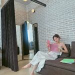 Pimchanok Luevisadpaibul Instagram - 🛋️🤍🐶📖📚 @studio128_sofa #studio128
