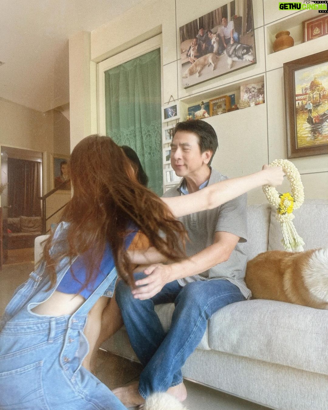 Pimchanok Luevisadpaibul Instagram - ฉวัดดีวันพ่อก๊าบ 🤍💐 #happyfathersday