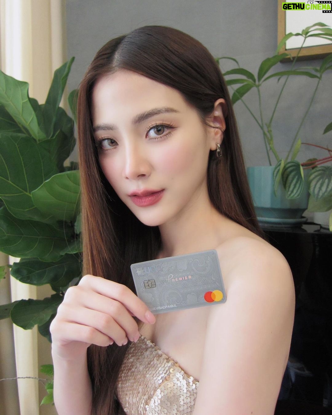 Pimchanok Luevisadpaibul Instagram - 🫶🏼Festive Time! แฮปปี้ให้สุดๆ กันไปเลย บัตรเครดิต UOB Premier บัตรเดียวที่ไปไหน ทำอะไรก็คุ้ม พกบัตรเดียวเอาอยู่! รูดช้อป กิน เที่ยวส่งท้ายปีให้โลกจำ บัตรเดียวที่ใบอยากให้ทุกคนมี💋💙
