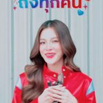 Pimchanok Luevisadpaibul Instagram - SHARE THE LOVE FORWARD ปีใหม่นี้ถ้าส่งข้อความให้คนที่รักได้ 1 ประโยค มาดูกันว่า “ใบเฟิร์น” อยากบอกใคร และบอกอะไรบ้าง #dtacTrue5GHappinessExpress #สัญญาณความสุขเร็วแรงทั่วไทย #สัญญาณความสุขอิ่มช้อปเพลิน #dtacTrue5GXNineBaifern
