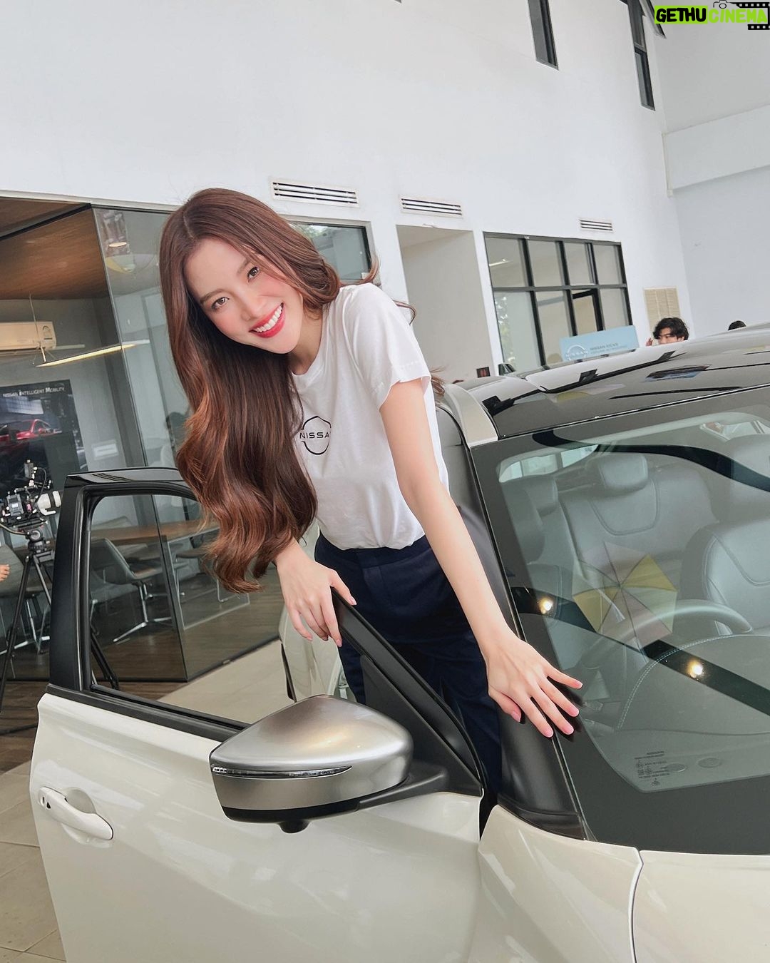Pimchanok Luevisadpaibul Instagram - พร้อมรับกลับบ้านรึยังคะ 😜🚙 @nissanthailand