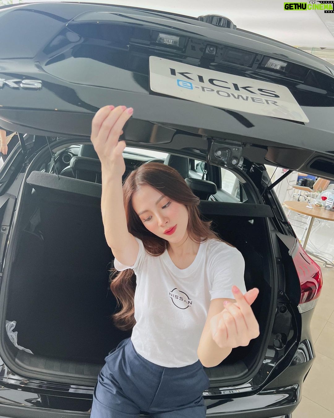Pimchanok Luevisadpaibul Instagram - พร้อมรับกลับบ้านรึยังคะ 😜🚙 @nissanthailand